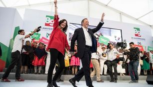 Meade saluda en un evento de su campaña 