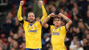 Higuaín celebra con Dybala el gol de la remontada