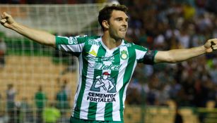 Mauro Boselli festeja un gol con León