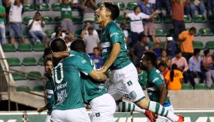 Jugadores del Zacatepec festejan un gol