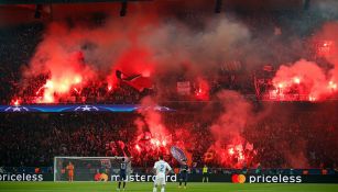 Aficionados del PSG encienden bengalas en el Parque de los Príncipes