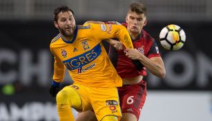 Gignac disputa el balón en el partido contra Toronto