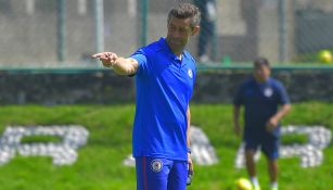 Pedro Caixinha dirige una práctica del Cruz Azul