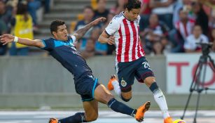 Maza pelea un balón durante el juego contra Chivas