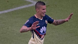 Mateus Uribe celebra un gol con el América