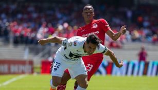 Alan Acosta intenta escaparse con el balón 