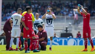 Jugadores de Pumas y Toluca hidratándose en la cancha de CU 