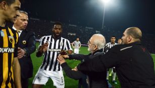 Directivo del PAOK invade la cancha con un arma 