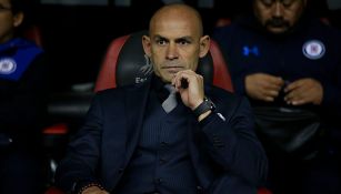 Paco Jémez observa el partido de Cruz Azul