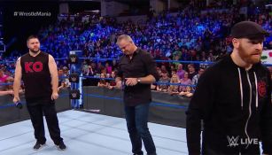 Kevin Owens y Sami Zayn en el ring con Shane McMahon