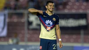 Henry Martín festeja un gol con América