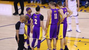 Jugadores de Lakers se reúnen en la duela para platicar antes del duelo frente a Warriors