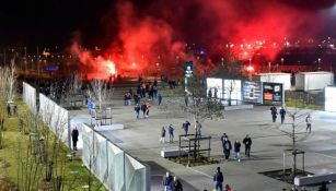 Aficionados de Olympique de Lyon y CSKA de Moscú se enfrentan afuera del estadio