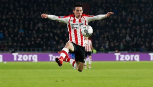 Chucky Lozano controla el balón durante partido