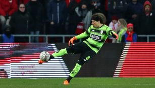 Memo Ochoa, a punto de despejar en juego con el Standard Lieja