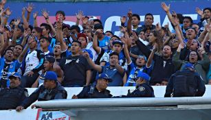 Aficionados de Cruz Azul celebran una anotación