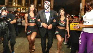 Mil Máscaras arriba a la Arena México en compañía de dos edecanes