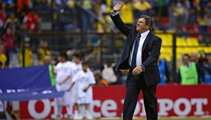 Miguel Herrera saluda a la afición americanista