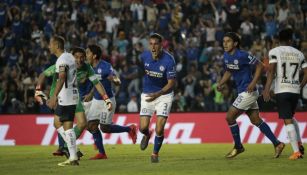 Enzo Roco festeja el gol del empate en el juego contra Pumas