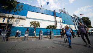 Los granaderos a las afueras del Estadio Azul