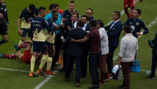 Piojo y Cristante, durante la pelea en el Azteca