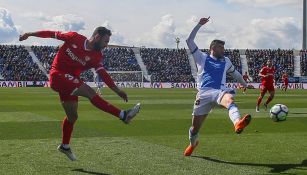 Layún saca disparo para marcar su primero gol con Sevilla 