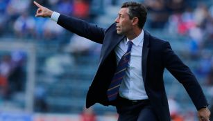 Pedro Caixinha da indicaciones en un juego de Cruz Azul