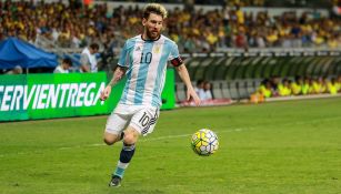 Messi conduce el balón en juego contra Brasil 