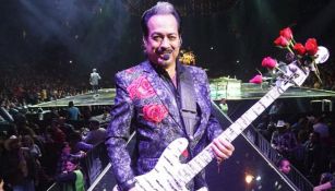 Hernán, integrante de los Tigres del Norte, en concierto 