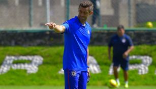 Pedro Caixinha durante un entrenamiento de Cruz Azul