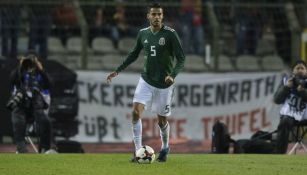 Diego Reyes conduce el balón en partido contra Bélgica 