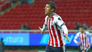 Ángel Zaldivar festeja gol con Chivas