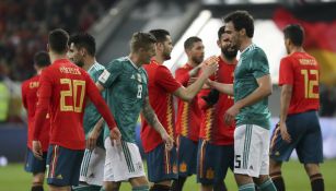 Jugadores de Alemania y España se despiden al término del partido