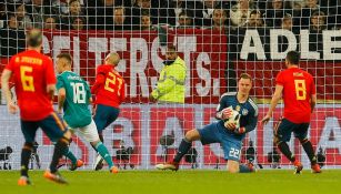 Ter Stegen detiene el tiro de la ofensiva de España