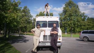 Empresarios suecos posan con su food truck de tacos