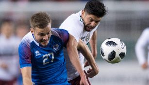 Peralta pelea un balón frente a un rival islandés