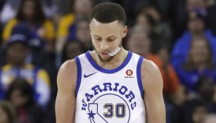 Stephen Curry sale del encuentro frente Atlanta Hawks cabizbajo 