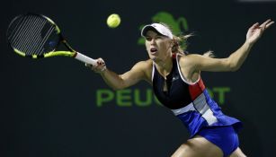 Wozniacki intenta pegarle a la pelota en partido frente a Puig