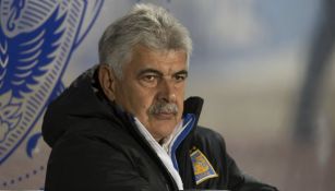 Tuca Ferretti observa el partido desde el banquillo