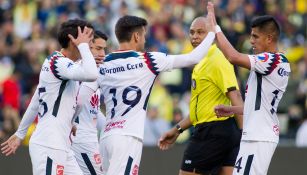 Jugadores de América celebran un gol