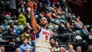 Zeke Upshaw disputa un partido en EU