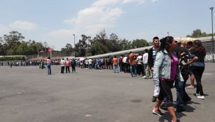 Aficionados hacen fila para comprar boletos 