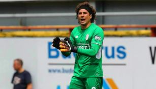 Memo Ochoa en un partido con Standard de Lieja