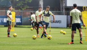 Aguilera al momento de rematar una pelota en el entrenamiento del América 