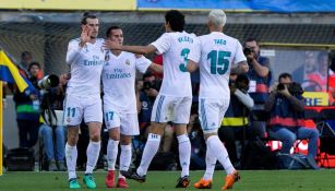 Los jugadores del Real Madrid felicitan a Gareth Bale tras marcar gol