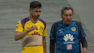 Oribe Peralta camina a vestidores