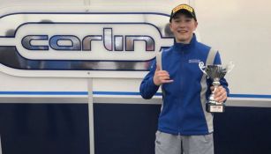 Monger posa con su trofeo de tercer lugar 