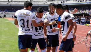 Jugadores de Pumas celebran un gol