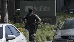 Policías corren a las afueras de la sede de YouTube en California
