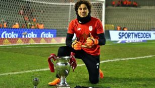 Ochoa posa con la Copa de Bélgica